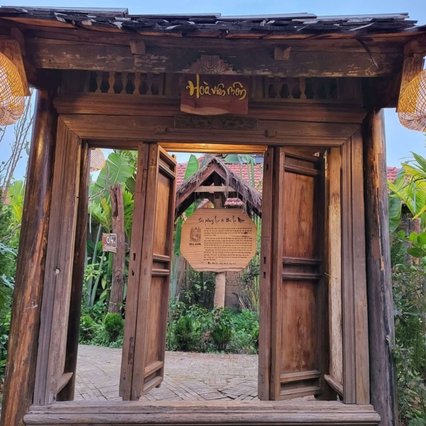 Cổng gỗ cổ