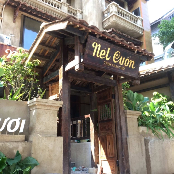 Cổng gỗ nhà hàng đồ cuốn