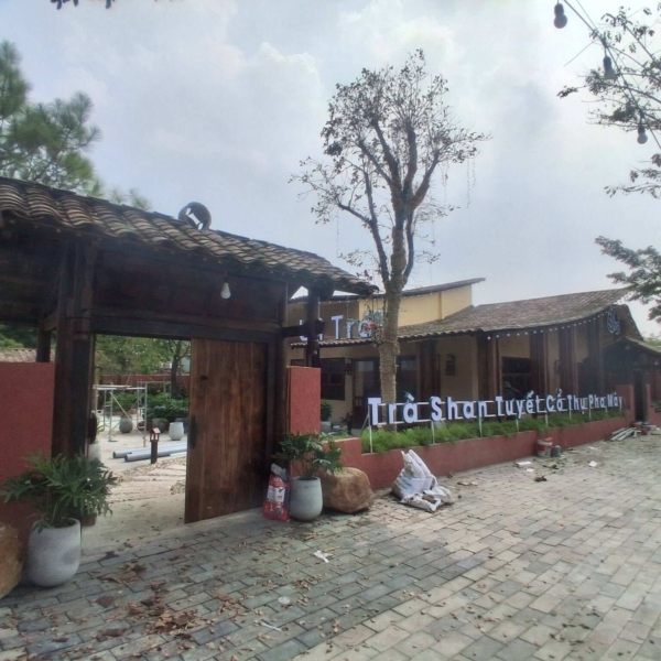 Cổng gỗ Là Trà cơ sở Hiệp Hòa, Bắc Ninh
